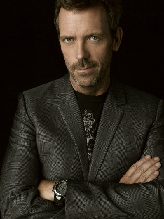 Dr. House con los brazos cruzados a la altura del pecho 