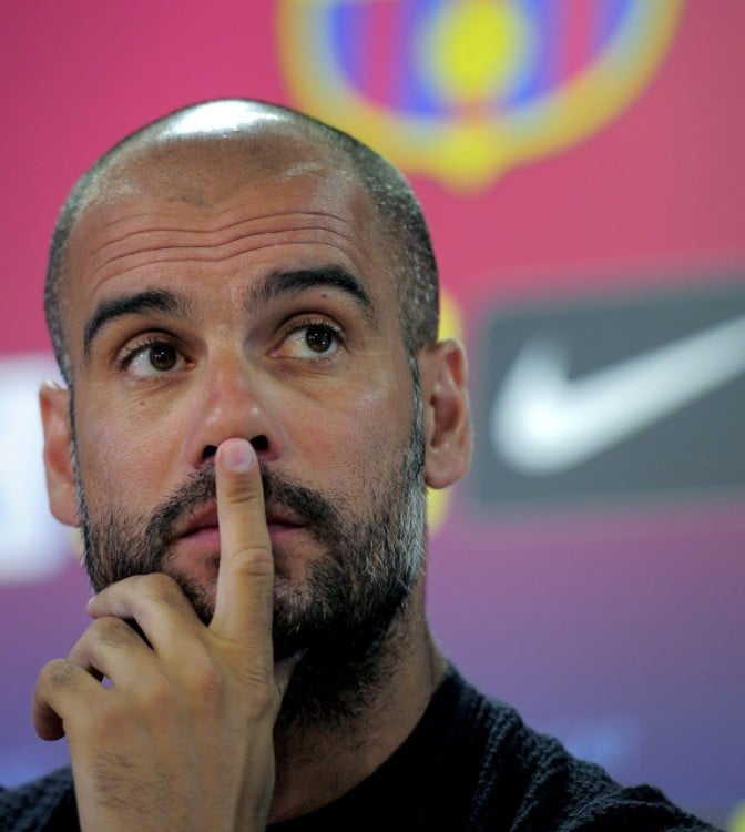  Josep Guardiola tocándose la nariz con un dedo 