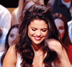 Selena Gomez arreglándose el cabello con las manos 
