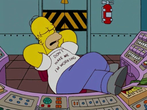 Homero Simpson sentado en la planta nuclear 