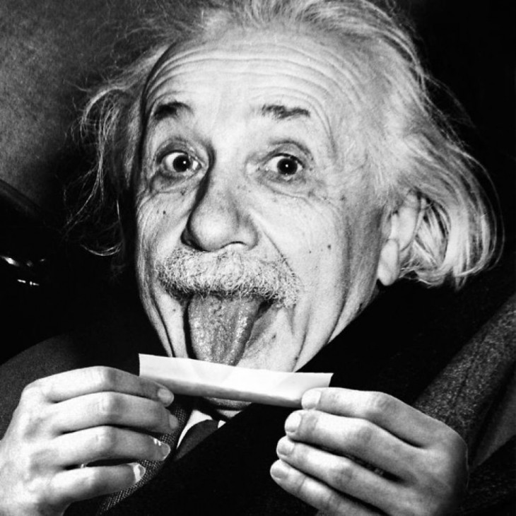 ALBERT EINSTEIN PREPARÁNDOSE UN PORRO