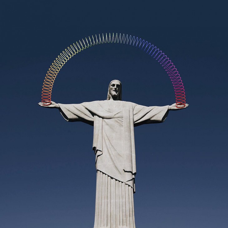 CRISTO REDENTOR CON UN JUGUETE INFANTIL.