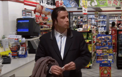 Travolta confundido en una tienda comercial y noi esta la cajera