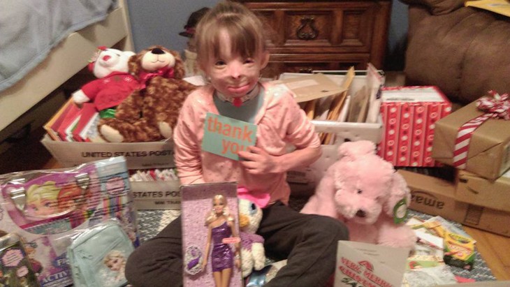 SAFYRE CON SUS OSITOS DE PELUCHE Y MUÑECOS QUE LE HAN REGALADO HASTA EL MOMENTO