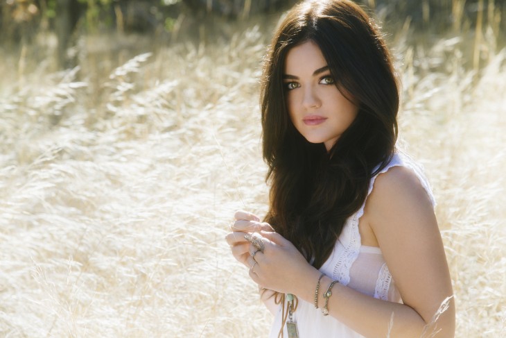 LUCY HALE ENTRE EL TRIGO