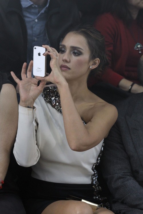 Jessica Alba con su Iphone captando los mejores momentos
