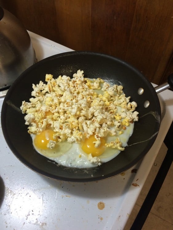 huevo con palomitas