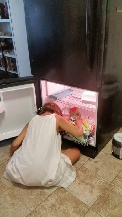 mujer dormida en el refrigerador