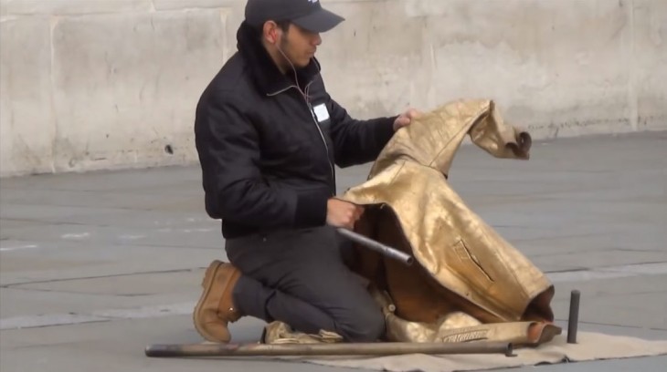 hombre preparando su atuendo