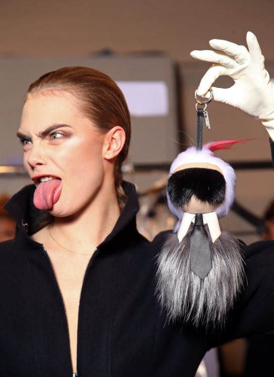 CARA HACIENDO CARAS AL LLAVERO Kar Lagerfeld