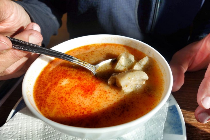 caldo de tripas en jugo de tomate rojo