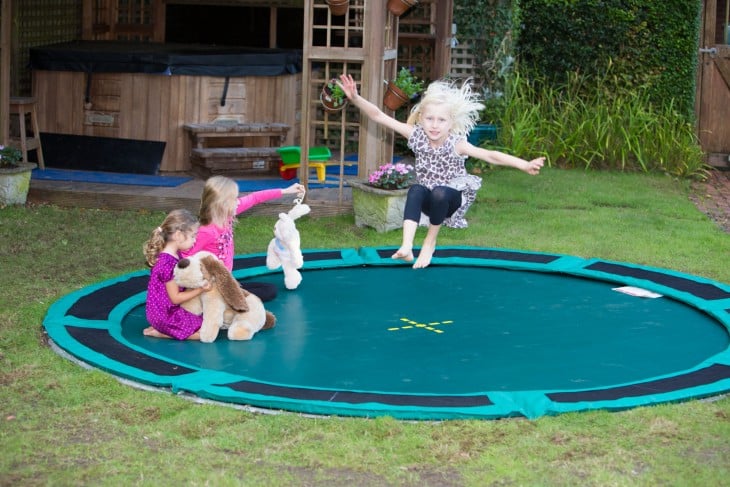 trampolin oculto en el fondo del jardín