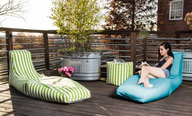 sillones para leer en un patio trasero