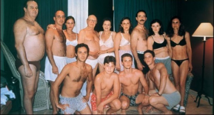 foto donde las familias salen desnudas