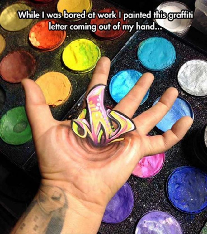 artista se pinta la mano en su tiempo libre