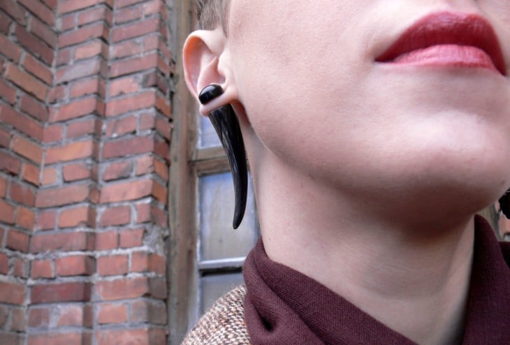 Aretes doble cara en forma de colmillo y espina se vuelven tendencia en 2016