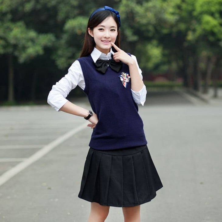 niña con el uniforme típico escolar de Japón