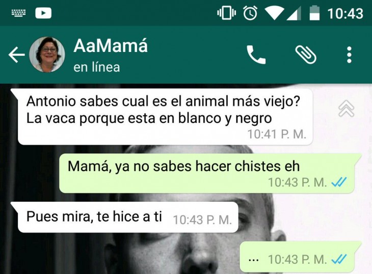 captura de pantalla de un chico con su mamá 