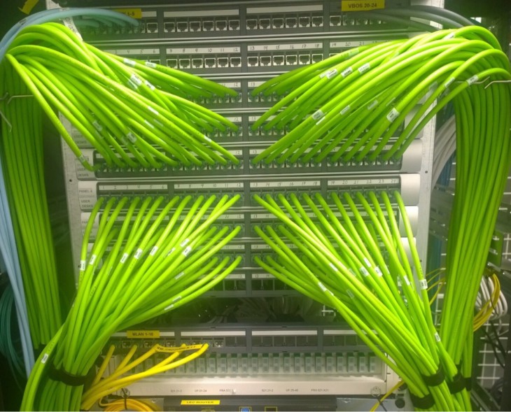 cables flourecentes verdes de lineas telefonicas