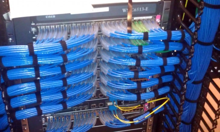 cables azulese perfectamente seleccionados y acomodados