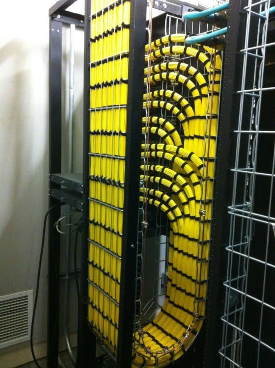cables amarillos acomodados con tiras negras