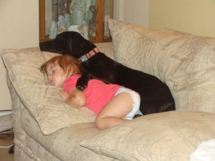 perrito dormido con su dueña bebé