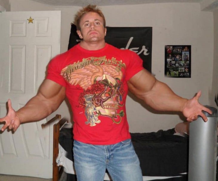 hombre con los músculos super desarrollados por el photoshop