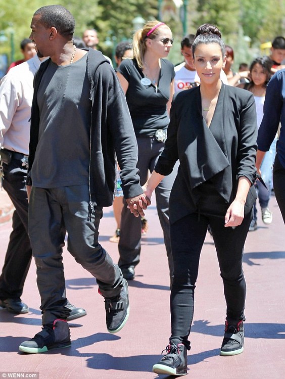 KIM Y KANYE VISTIENDO TENIS DC