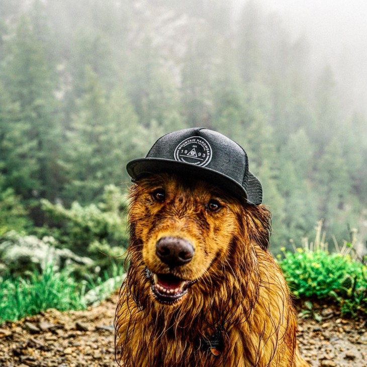 aspen con gorro negro como look para su fotografía