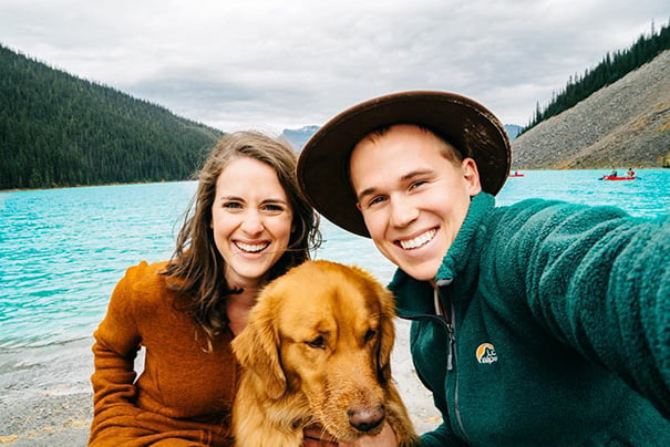 Aspen con sus padres viajando a lugares bellosde su país