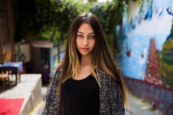 mujer turca de blusa negra