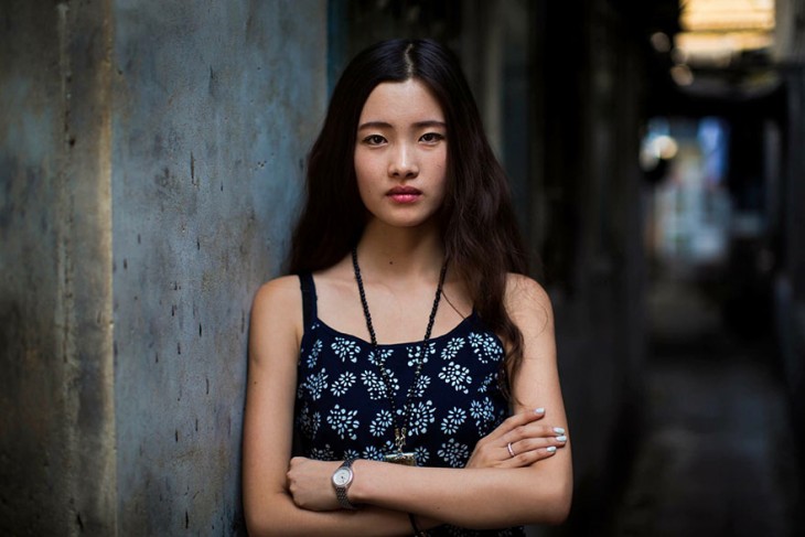 mujer china con blusa de tirantes negros y sus flores