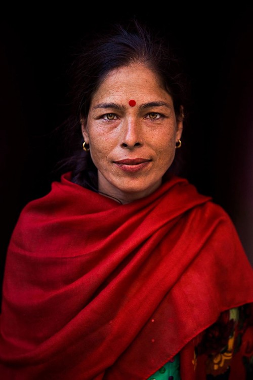 MUJER NEPALÍ CON SUS OJOS EN EL COLOR ROJO PUNTO