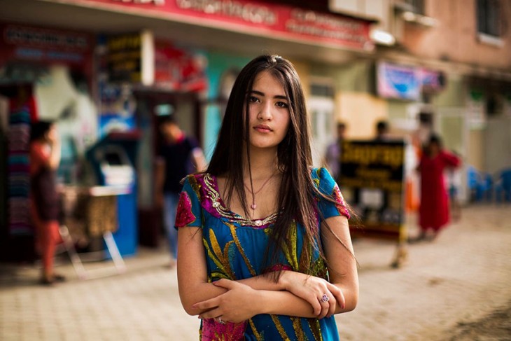 mujer de medio oriente con el cabello lacio largo y bello