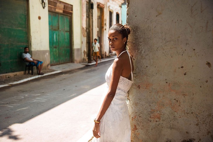 mujer cubana con un vestido blanco y una mirada triste