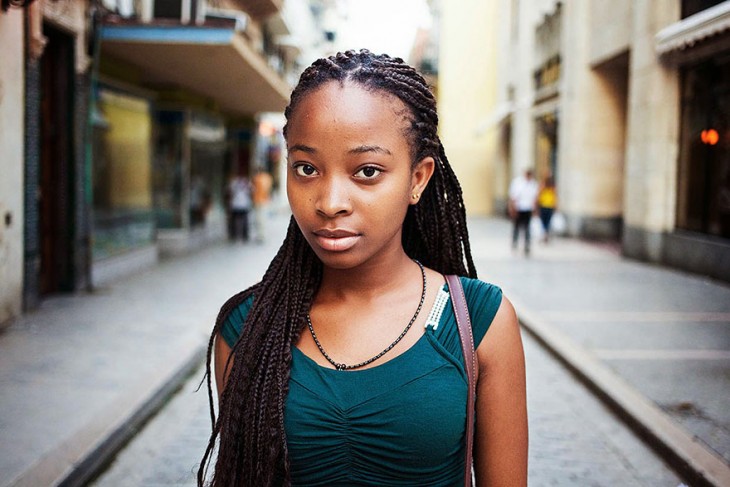 mujer africana de tresnazas bonitas