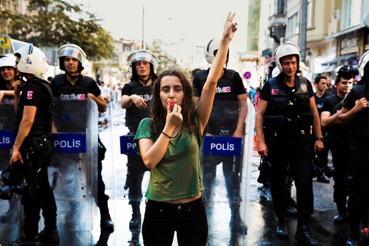 mujer turca en una manifestación