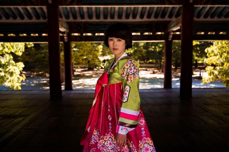 mujer coreana con el traje tipico