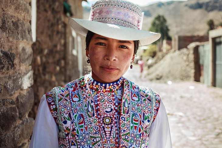 mujer peruana con el traje tipico de valle