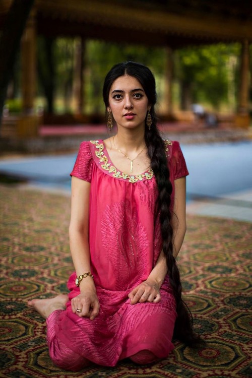 mujer del medio oriente de cabello muy largo y vestido rosa