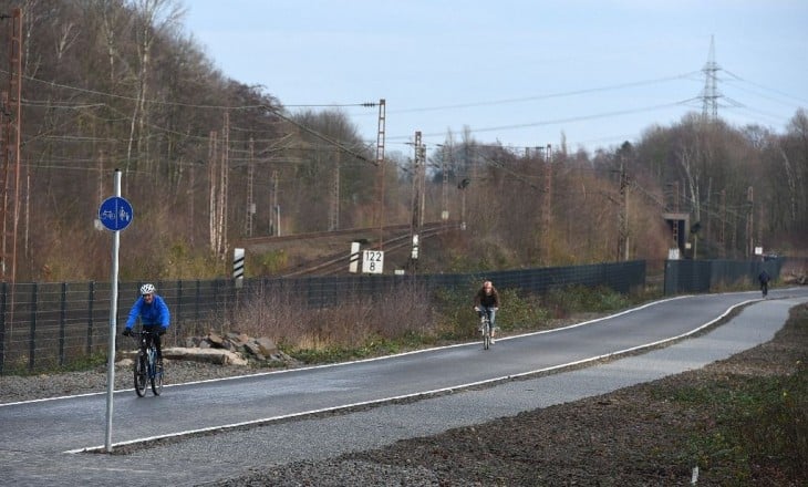 Personas transitando en bicicleta la nueva autopista para ciclistas en Alemania 