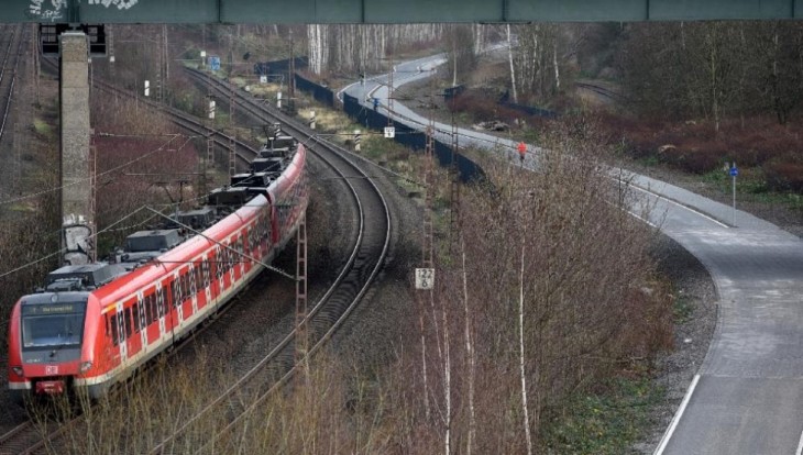 tren sobre las vías del ferrocarril en Alemania 