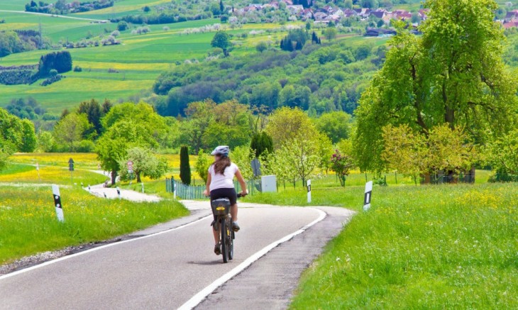 chica sobre una bicicleta en una carretera 