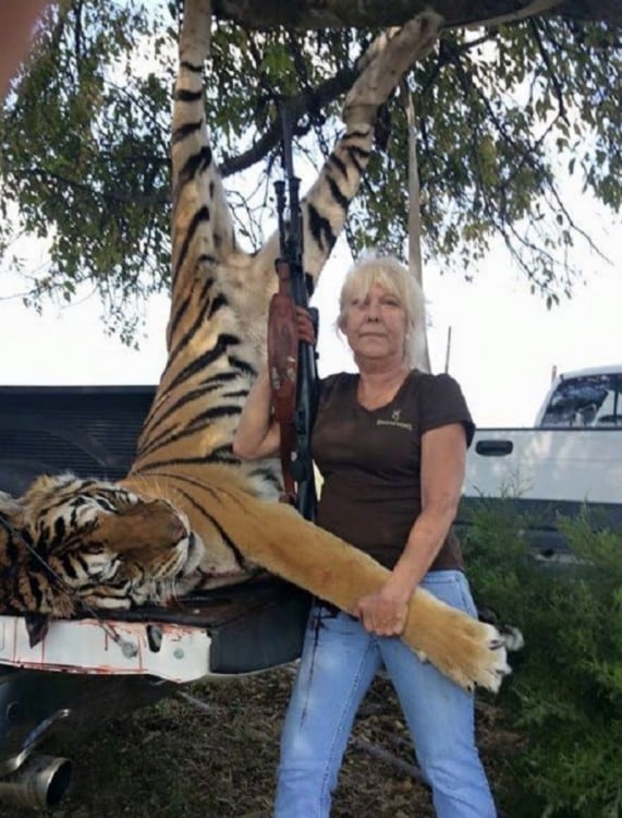Anonymous avergonzó a mujer que publicó una fotografía junto a un tigre muerto 