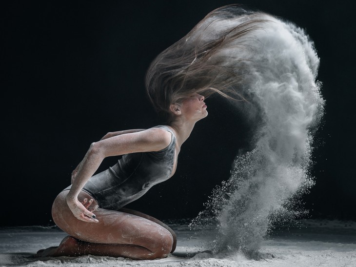 LA BAILARINA EN LA FOTO NUMERO 13 PARECE QUE CON LA FUERZA DE SU CABELLO PUEDE JALAR LA HARINA HACIA EL OTRO EXZTREMOS