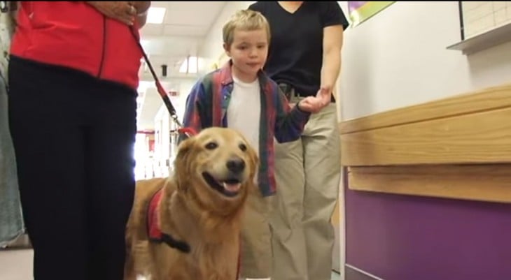 caleb caminando tras un mes de terapia con coronel