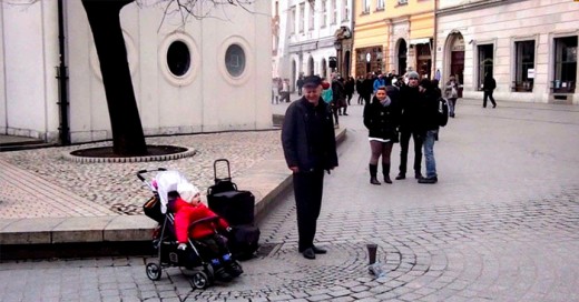 joven polaco cantante ce opera canta con su hija en plaza publica