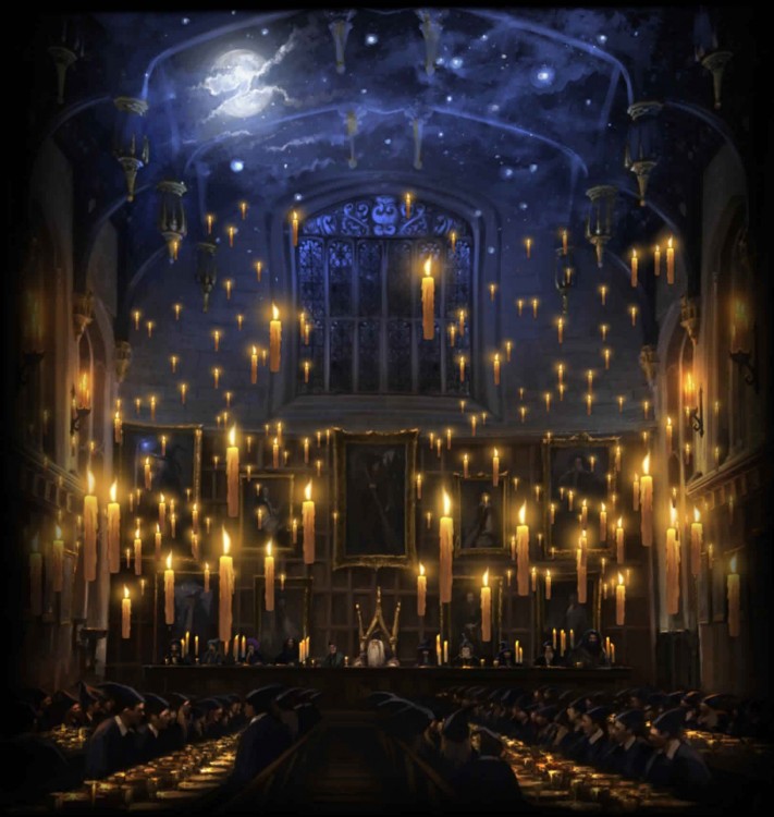 Gran Salón de Hogwarts de noche adornado con velas 