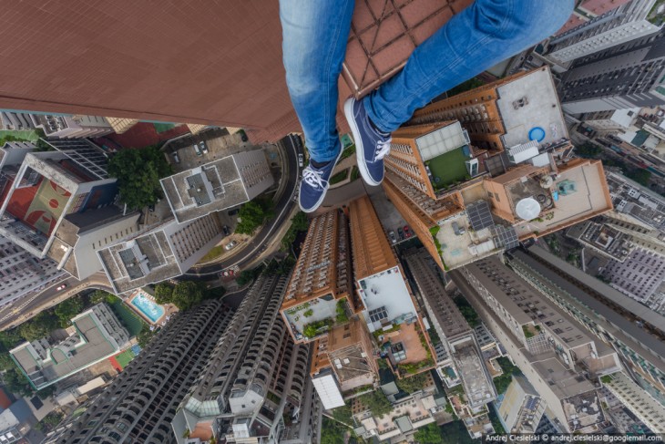 Pies de Andrej Ciesielski, chico alemán sobre el tejado de un edificio en Hong Kong 