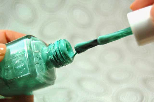 esmalte para uñas seco en color verde 